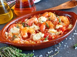 Задушени пикантни скариди саганаки със сирене фета, доматен сос, бяло вино, зехтин и лук на фурна по Гръцки - снимка на рецептата